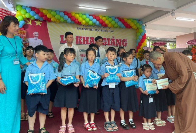 Ni sư Thích nữ Quảng Nhật trao quà cho học sinh nhân năm học mới - Ảnh: Q.N Ni sư Thích nữ Quảng Nhật trao quà cho học sinh nhân năm học mới - Ảnh: Q.N