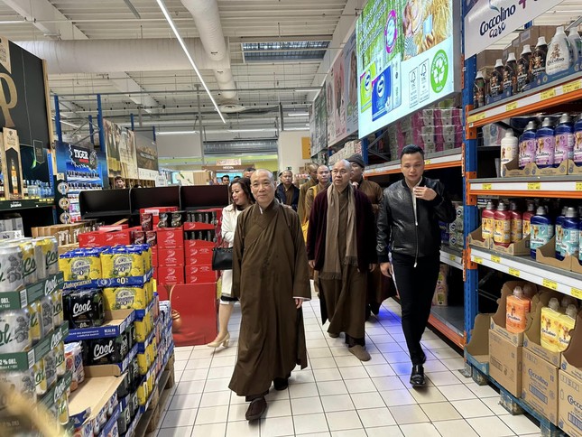 Chư tôn đức tham quan Công ty Tamda Foods Chư tôn đức tham quan Công ty Tamda Foods