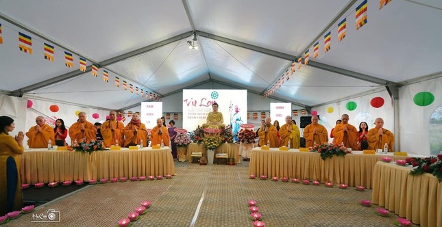 Phái đoàn chứng minh Đại lễ Vu lan - Báo hiếu, trai đàn chẩn tế tại chùa Vĩnh Nghiêm Praha Phái đoàn chứng minh Đại lễ Vu lan - Báo hiếu, trai đàn chẩn tế tại chùa Vĩnh Nghiêm Praha