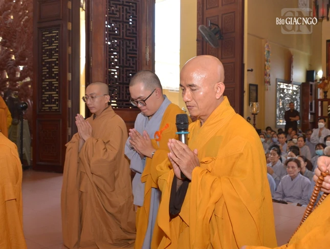 Thượng tọa Thích Thiện Quý thay mặt Ban Tổ chức phát biểu cảm tạ Thượng tọa Thích Thiện Quý thay mặt Ban Tổ chức phát biểu cảm tạ