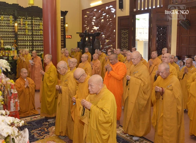 Chư vị giáo phẩm Hội đồng Chứng minh, Hội đồng Trị sự và Ban Trị sự GHPGVN TP.HCM niêm hương tưởng niệm Chư vị giáo phẩm Hội đồng Chứng minh, Hội đồng Trị sự và Ban Trị sự GHPGVN TP.HCM niêm hương tưởng niệm