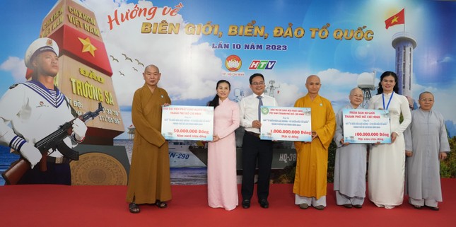 Các đơn vị thuộc Phật giáo TP.HCM trao bảng ủng hộ Quỹ "Vì biển đảo quê hương - Vì tuyến đầu Tổ quốc"