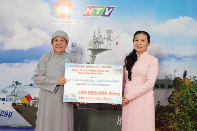 Ni trưởng Thích nữ Từ Nhẫn, Trưởng Phân ban Ni giới TP.HCM trao bảng ủng hộ