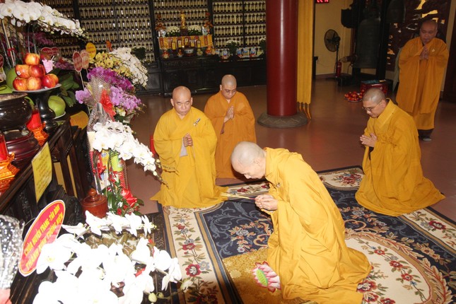Hòa thượng Thích Thiện Thống đảnh lễ Giác linh Hòa thượng Thích Nhật Quang vào chiều ngày 7-9-2023 - Ảnh: Như Danh