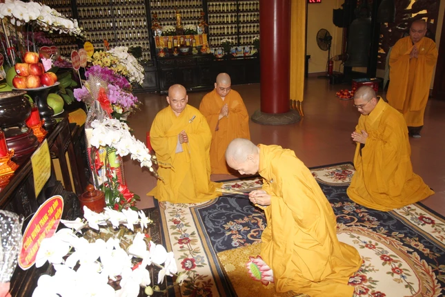 Hòa thượng Thích Thiện Thống đảnh lễ Giác linh Hòa thượng Thích Nhật Quang vào chiều ngày 7-9-2023 - Ảnh: Như Danh Hòa thượng Thích Thiện Thống đảnh lễ Giác linh Hòa thượng Thích Nhật Quang vào chiều ngày 7-9-2023 - Ảnh: Như Danh