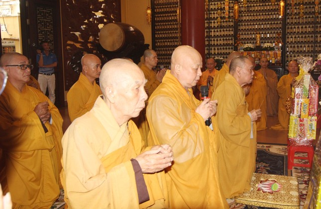 Trước đó, ngày 7-9, chư tôn đức Hội đồng Trị sự, Ban Trị sự GHPGVN TP.HCM thành kính niêm hương tưởng niệm - Ảnh: Như Danh