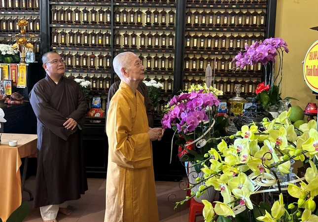 Đức Pháp chủ GHPGVN - Trưởng lão Hòa thượng Thích Trí Quảng trước hương án của Hòa thượng Thích Nhật Quang tại Tổ đường tổ đình Ấn Quang Đức Pháp chủ GHPGVN - Trưởng lão Hòa thượng Thích Trí Quảng trước hương án của Hòa thượng Thích Nhật Quang tại Tổ đường tổ đình Ấn Quang