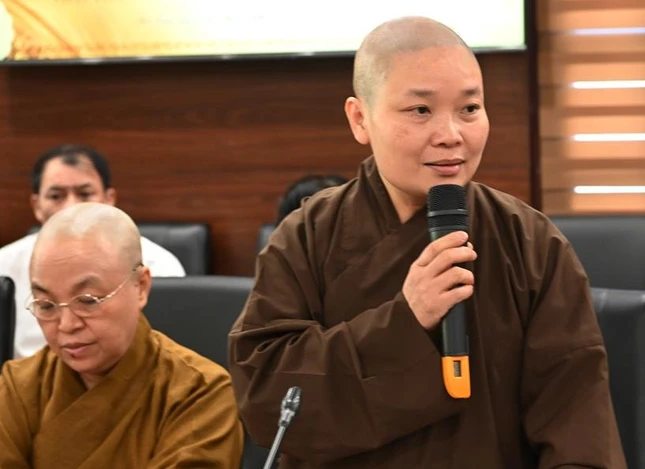 Ni sư Thích Đàm Ngân đọc bản dự thảo kế hoạch Ni sư Thích Đàm Ngân đọc bản dự thảo kế hoạch