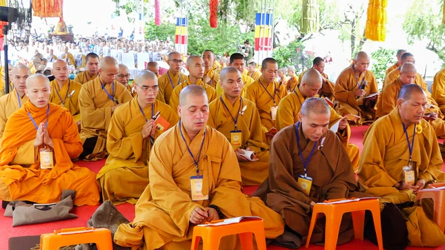 Trì tụng kinh Vu lan - Ảnh: TN