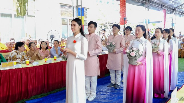 Phật tử dâng hoa cúng dường Phật tử dâng hoa cúng dường