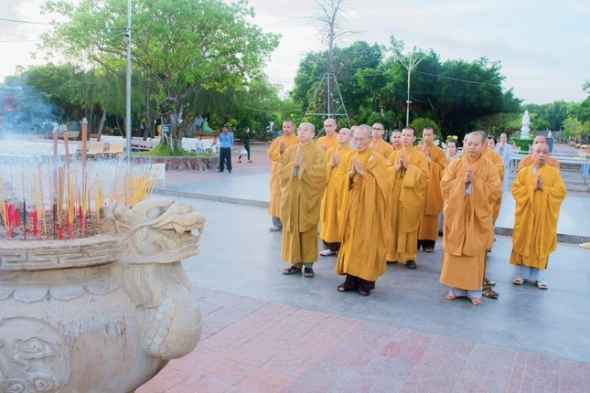 Chư tôn Ban Trị sự tỉnh Bạc Liêu tại lễ cầu nguyện khởi công Quán Âm Phật Đài Chư tôn Ban Trị sự tỉnh Bạc Liêu tại lễ cầu nguyện khởi công Quán Âm Phật Đài