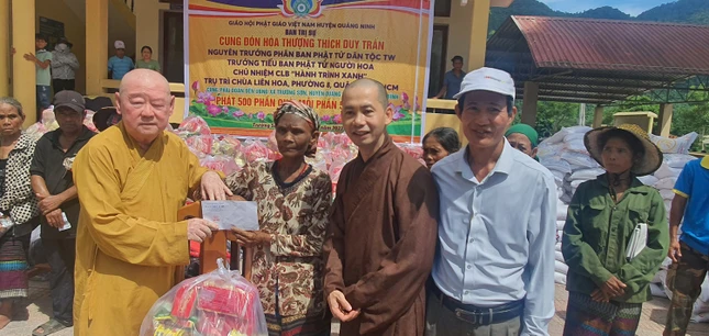 Hòa thượng Thích Duy Trấn trao quà cho đồng bào dân tộc Vân Kiều xã Trường Xuân