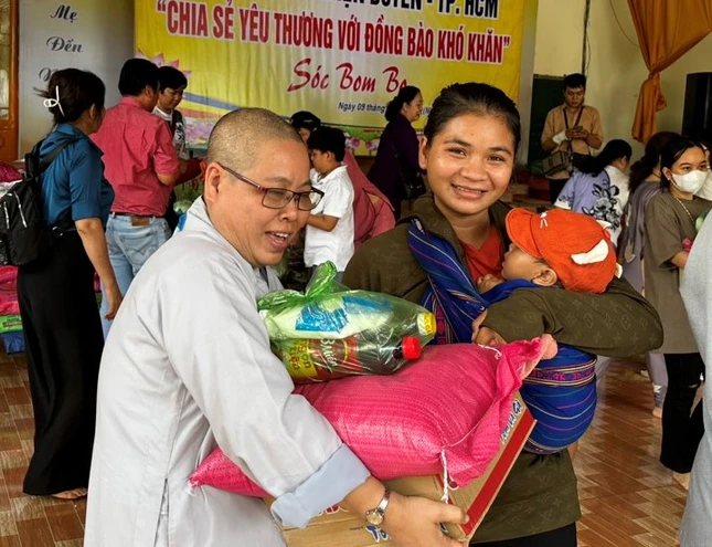 Sư cô Thích nữ Nhuận Trí trao quà đến hộ nghèo