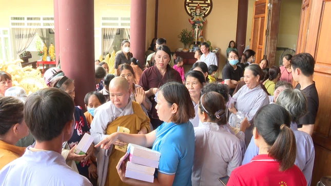 Chùa Tịnh Đoan tặng 61 suất học bổng cho học sinh tại địa phương