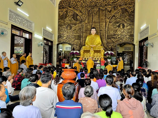 Đoàn Ban Từ thiện thiền viện Vạn Hạnh cúng dường các chùa tại tỉnh Long An