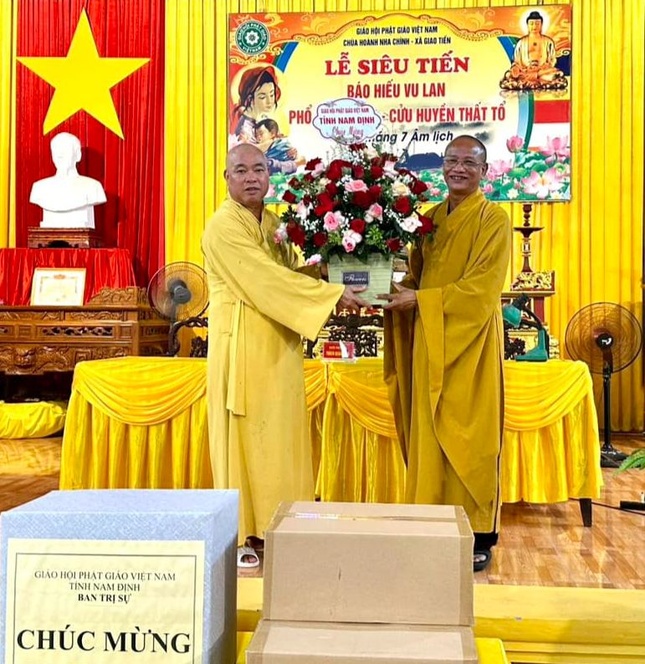 Hòa thượng Thích Quảng Hà tặng hoa đến Hòa thượng Thích Tâm Thiệu, Phó ban Trị sự GHPGVN tỉnh, Trưởng ban Trị sự GHPGVN huyện Giao Thủy