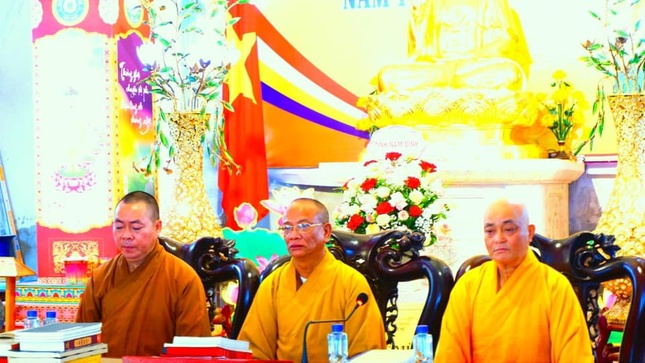 Hòa thượng Thích Quảng Hà chia sẻ với các hành giả an cư tại trường hạ chùa Cổ Lễ