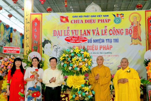 Ông Trần Đức Thịnh, Phó Giám đốc Sở Nội vụ, Trưởng ban Tôn giáo tỉnh Bình Dương tặng hoa chúc mừng