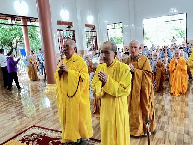 Chư tôn đức trong lễ cầu nguyện