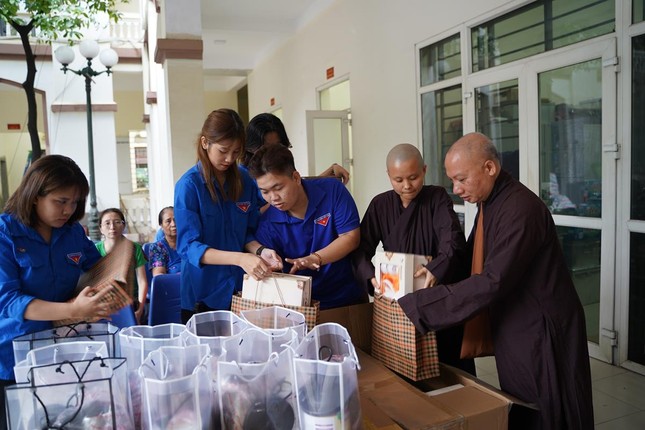 Chư tôn đức Ban Trị sự GHPGVN TP.Hà Nội trao 45 phần quà hỗ trợ các gia đình