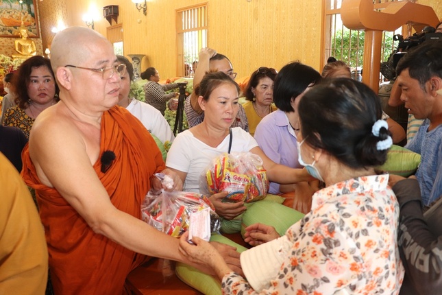 Thượng tọa Thích Minh Hạnh trao quà đến người dân khó khăn tại TP.Vũng Tàu