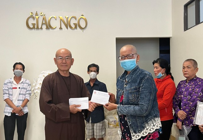 Hòa thượng Thích Tâm Viên trao tiền của bạn đọc ủng hộ bệnh nhân nghèo
