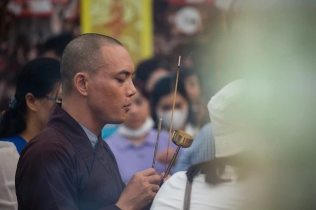 Chư Tăng và Phật tử chùa Phụng Lộc tổ chức cầu siêu cho nạn nhân tử vong do hỏa hoạn chung cư mini phố Khương Hạ