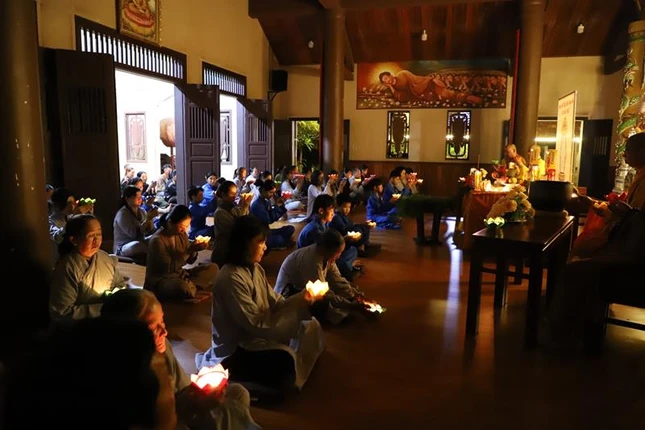 Lễ hoa đăng cầu nguyện cho người mất do hỏa hoạn và thủy nạn