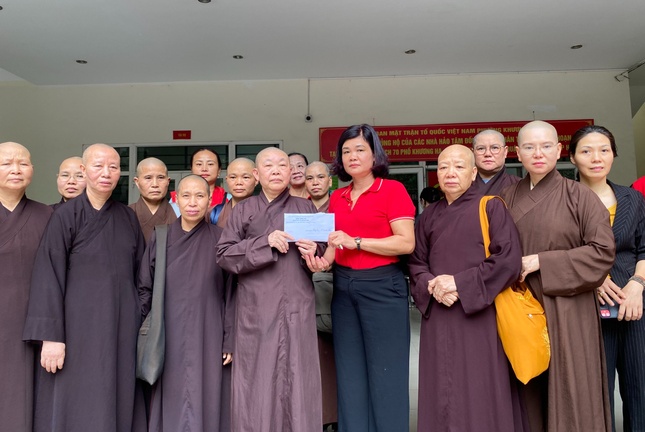 Ni trưởng Đàm Thành trao hỗ trợ đến đại diện chính quyền địa phương để động viên các gia đình nạn nhân