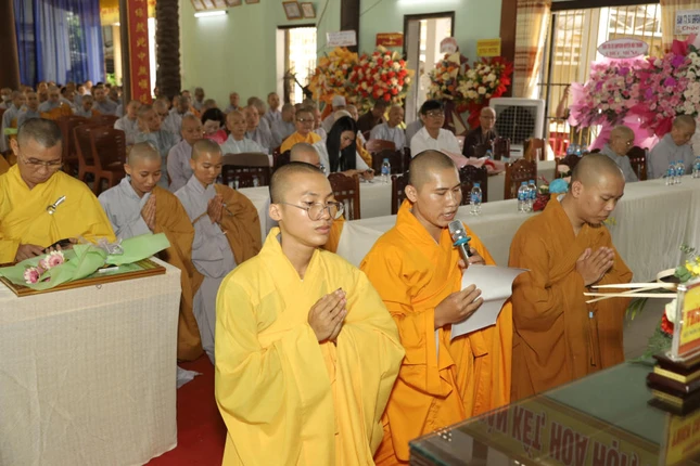 Đại diện Tăng Ni sinh phát biểu tri ân chư tôn đức