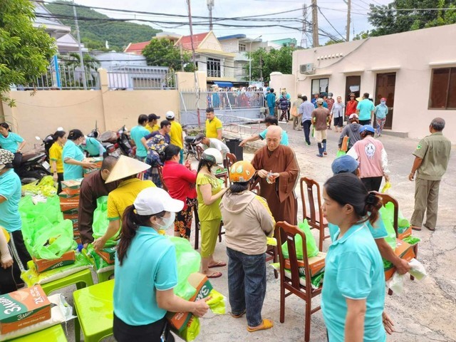 Thượng tọa Thích Huệ Định tổ chức trao quà đến các gia đình khó khăn