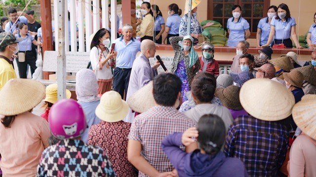 Sư cô Thích nữ Huệ Trí cùng các Phật tử, mạnh thường quân đã trao 700 bao gạo đến gia đình khó khăn tại TP.Vũng Tàu