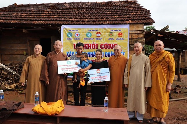 Đoàn tại lễ khởi công nhà đại đoàn kết cho hộ bà H Noat Niê tại Buôn Ktong Lĩa, xã Ea Tar