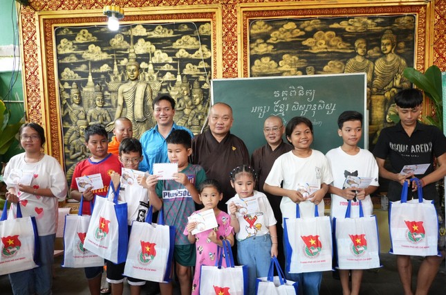 Trao tặng quà cho 20 thiếu nhi tại lớp học Khmer ngữ tại chùa Pothiwong Trao tặng quà cho 20 thiếu nhi tại lớp học Khmer ngữ tại chùa Pothiwong