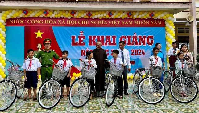 Thượng tọa Thích Thiện Quý trao xe đạp cho học sinh bước vào năm học mới