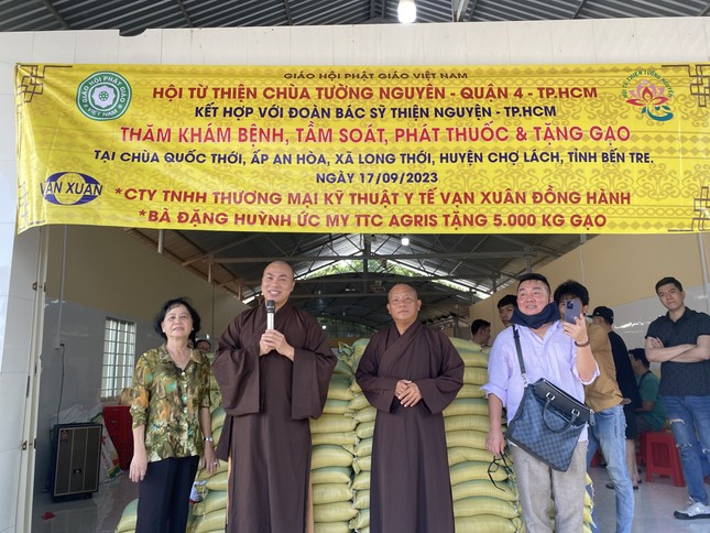 Hội Từ thiện chùa Tường Nguyên tổ chức khám bệnh, tặng quà cho bà con tại tỉnh Bến Tre