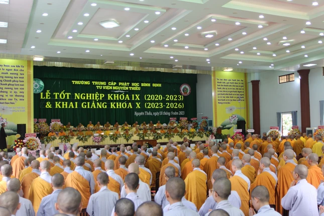 Quang cảnh lễ tốt nghiệp khóa IX, khai giảng khóa X của Tăng Ni Trường Trung cấp Phật học Bình Định
