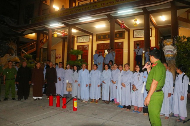 Buổi tuyên truyền về kiến thức, kỹ năng phòng cháy chữa cháy được lồng ghép trong lớp học giáo lý Phật pháp tại chùa Phật Ân