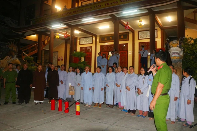 Buổi tuyên truyền về kiến thức, kỹ năng phòng cháy chữa cháy được lồng ghép trong lớp học giáo lý Phật pháp tại chùa Phật Ân