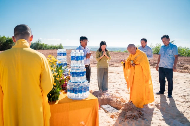 Sái tịnh công trình xây dựng tôn tượng Bồ-tát Quán Thế Âm Sái tịnh công trình xây dựng tôn tượng Bồ-tát Quán Thế Âm