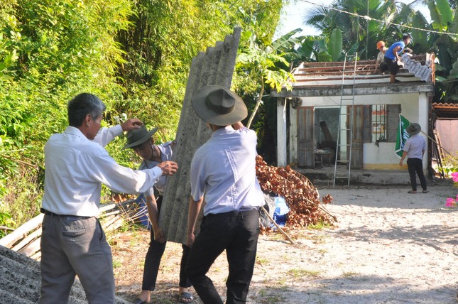 Gia đình Phật tử Tất Viên hỗ trợ gia đình nghèo lợp lại mái nhà Gia đình Phật tử Tất Viên hỗ trợ gia đình nghèo lợp lại mái nhà