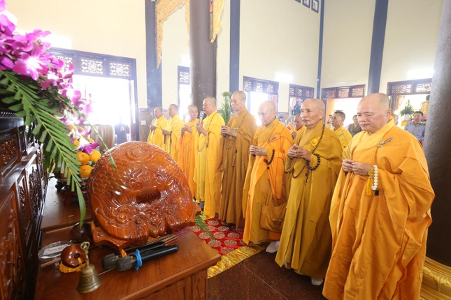 Chư tôn đức niêm hương khánh tạ Tam bảo sau 5 năm đại trùng tu chùa Bắc Lâm