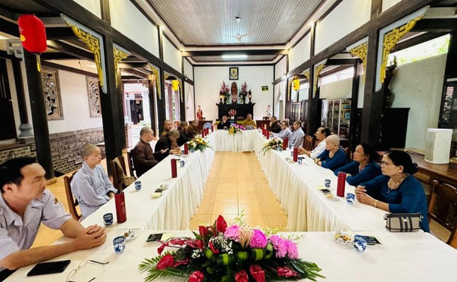 Quang cảnh buổi họp