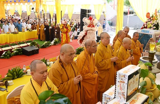 Chư tôn đức niêm hương cầu nguyện cho công trình sớm hoàn thiện Chư tôn đức niêm hương cầu nguyện cho công trình sớm hoàn thiện