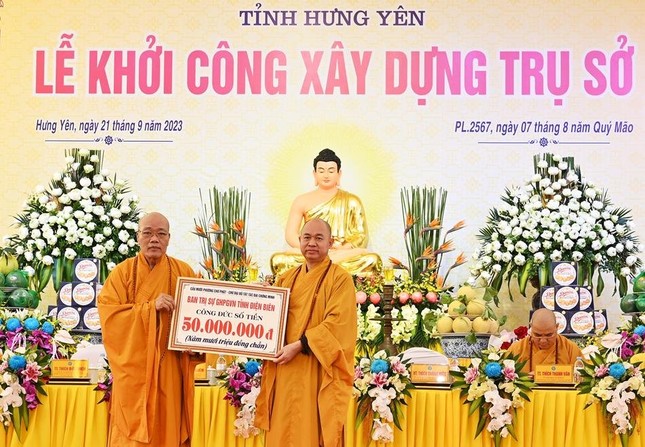 Thượng tọa Thích Đức Thiện trao bảng ủng hộ của Ban Trị sự tỉnh Điện Biên