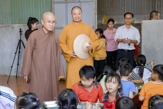 Tham quan nhà ăn của học sinh Trường Tiểu học Đoàn Thị Điểm