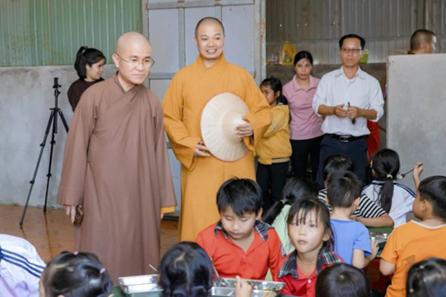 Tham quan nhà ăn của học sinh Trường Tiểu học Đoàn Thị Điểm