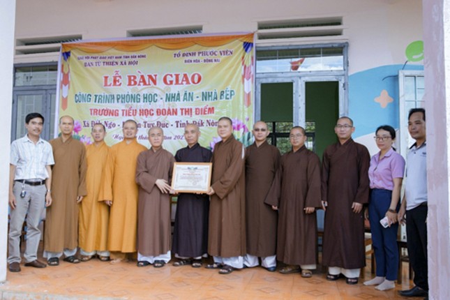 Ban Trị sự tỉnh trao Bằng công đức đến đoàn từ thiện tổ đình Phước Viên