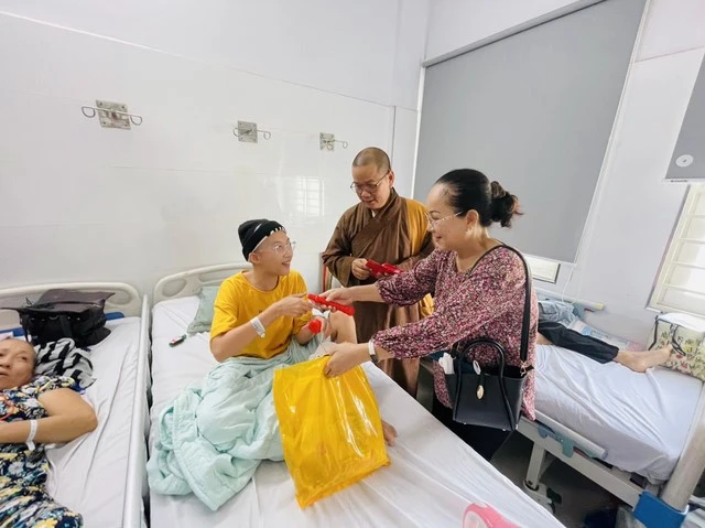 Đoàn từ thiện do Đại đức Thích Thiện Triều trao quà trung thu cho bệnh nhi tại Bệnh viện Chấn thương Chỉnh hình TP.HCM