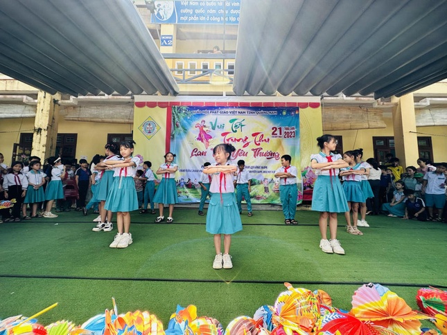 Các em biểu diễn văn nghệ